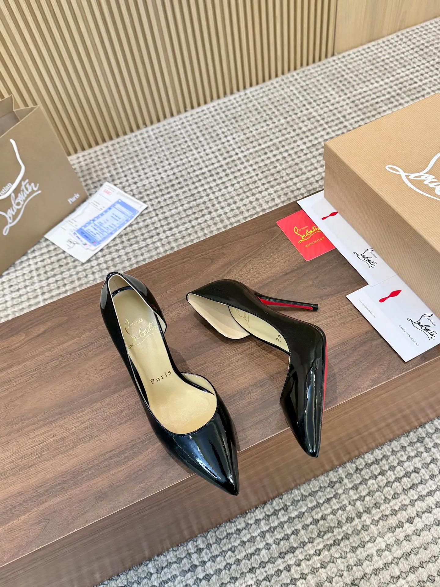 💕💕Factory direct selling price p440💕💕 Genuine leather sole +40 shipped all year round💝Christian Louboutin CL👠 "Imported cow patent leather💎Side hollow series" noble and luxurious, real blingbling👟👟 real materials, all customized by the pattern maker, and the materials are made of original customized materials to achieve the taste of the original 5 color options💍 Upper: Imported 👉cow patent leather💪 Lining: Sheepskin foot pad/lining Size: 34-40.41.42 Heel height: two options: 10.5cm and 8.5cm